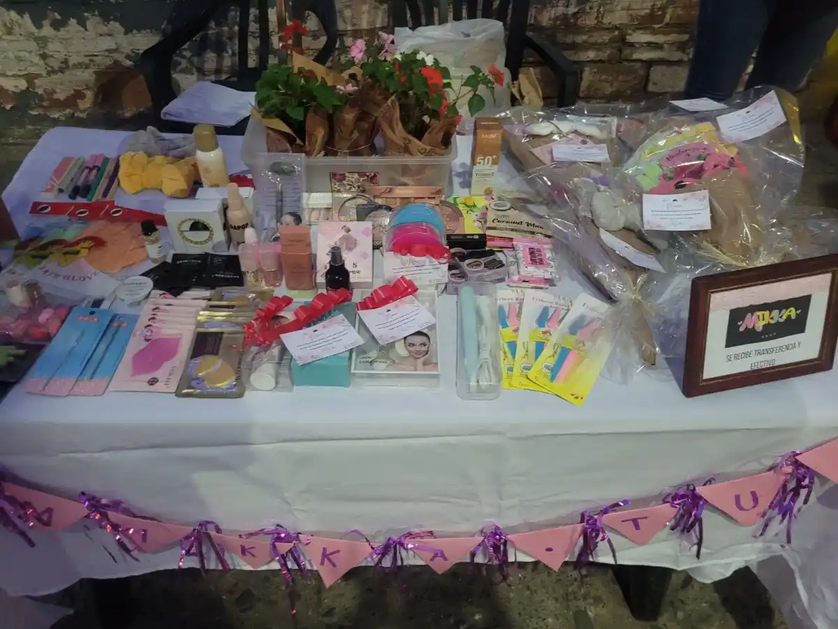 EMPRENDIMIENTO. Micaela vende productos de skincare en ferias de su ciudad para sostenerse mientras estudia. 