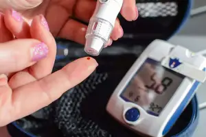 Este es el hábito nocturno que dispara los niveles de azúcar en sangre sin que lo sepas