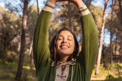 Siete rutinas diarias para estimular las hormonas de la felicidad, según Harvard