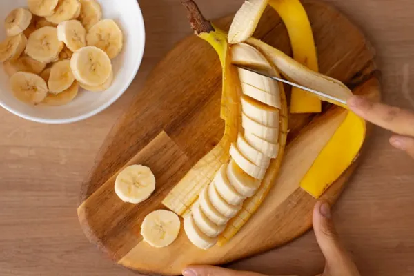 Esto le pasa a tu cuerpo si comés una banana después de cenar, según la ciencia