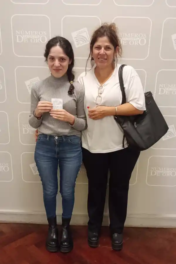 COMPAÑERAS. Melina llegó junto a su mamá a recibir el premio.