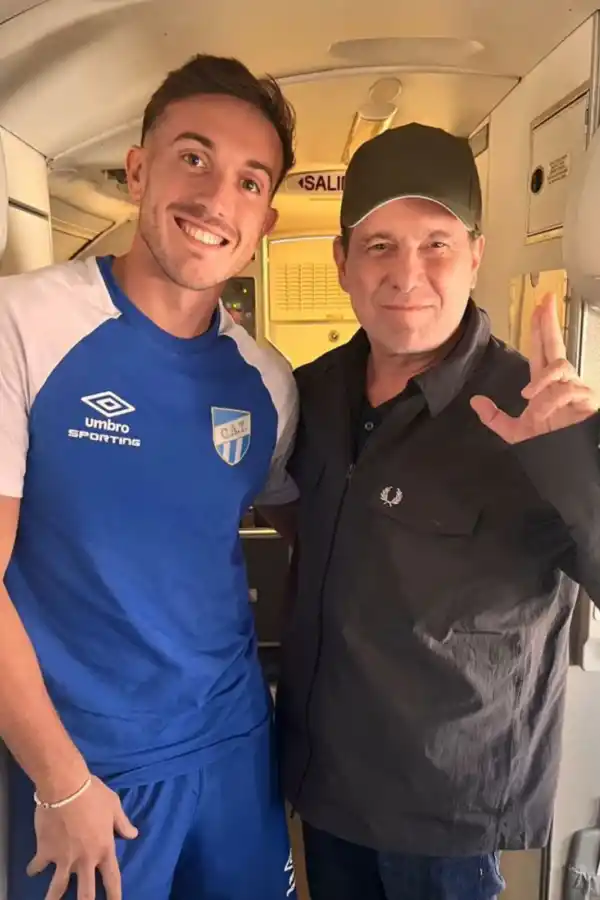 Un jugador de Atlético Tucumán se tomó una foto con Andrés Calamaro