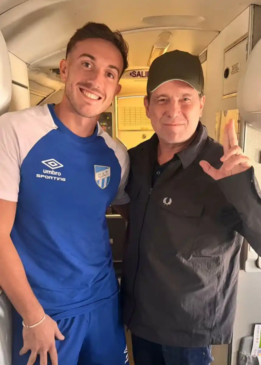 Un jugador de Atlético Tucumán se tomó una foto con Andrés Calamaro