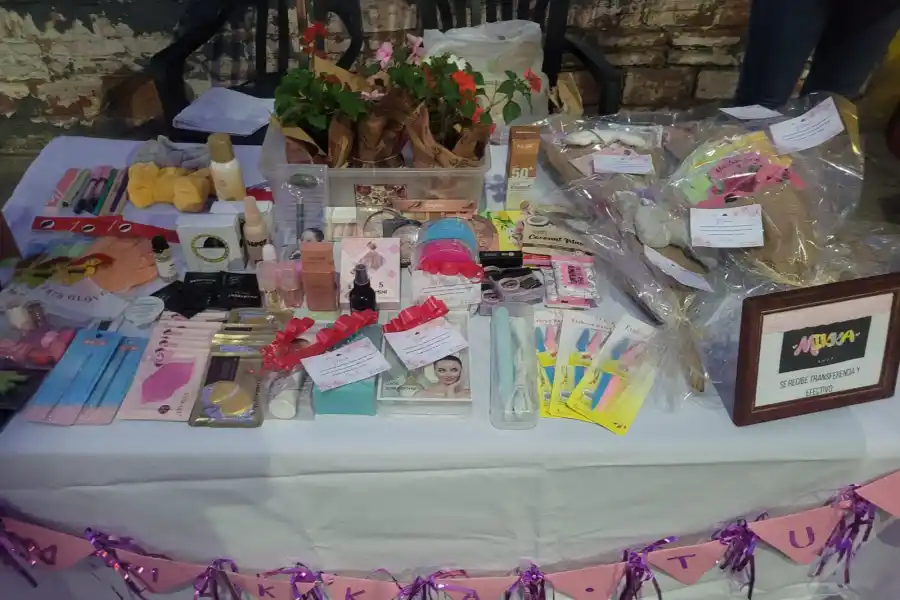 EMPRENDIMIENTO. Micaela vende productos de skincare en ferias de su ciudad para sostenerse mientras estudia. 