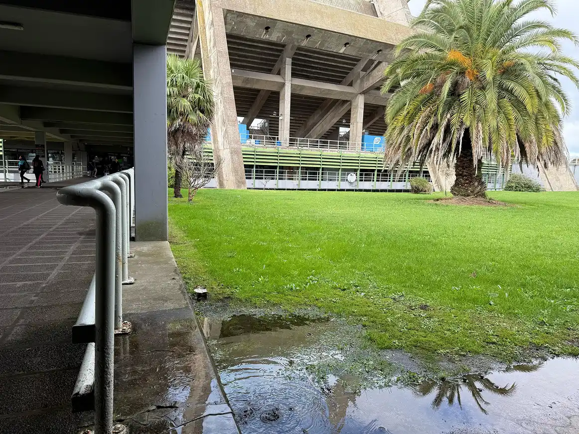 SUFRE LAS INUNDACIONES. El José María Minella quedó con secuelas de la lluvia.