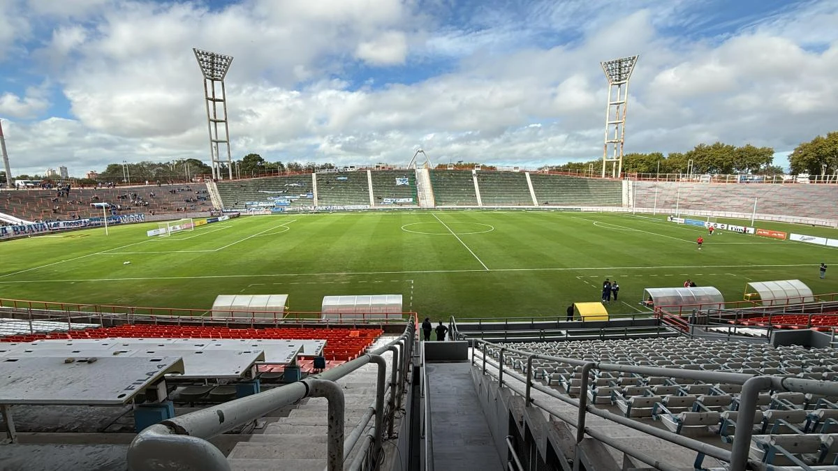 Así luce el campo de juego del estadio José María Minella
