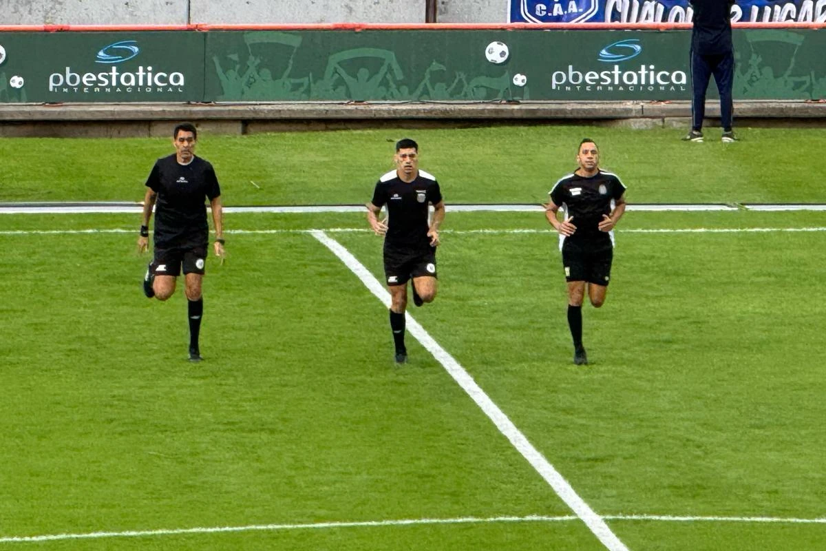 Los árbitros salen a calentar