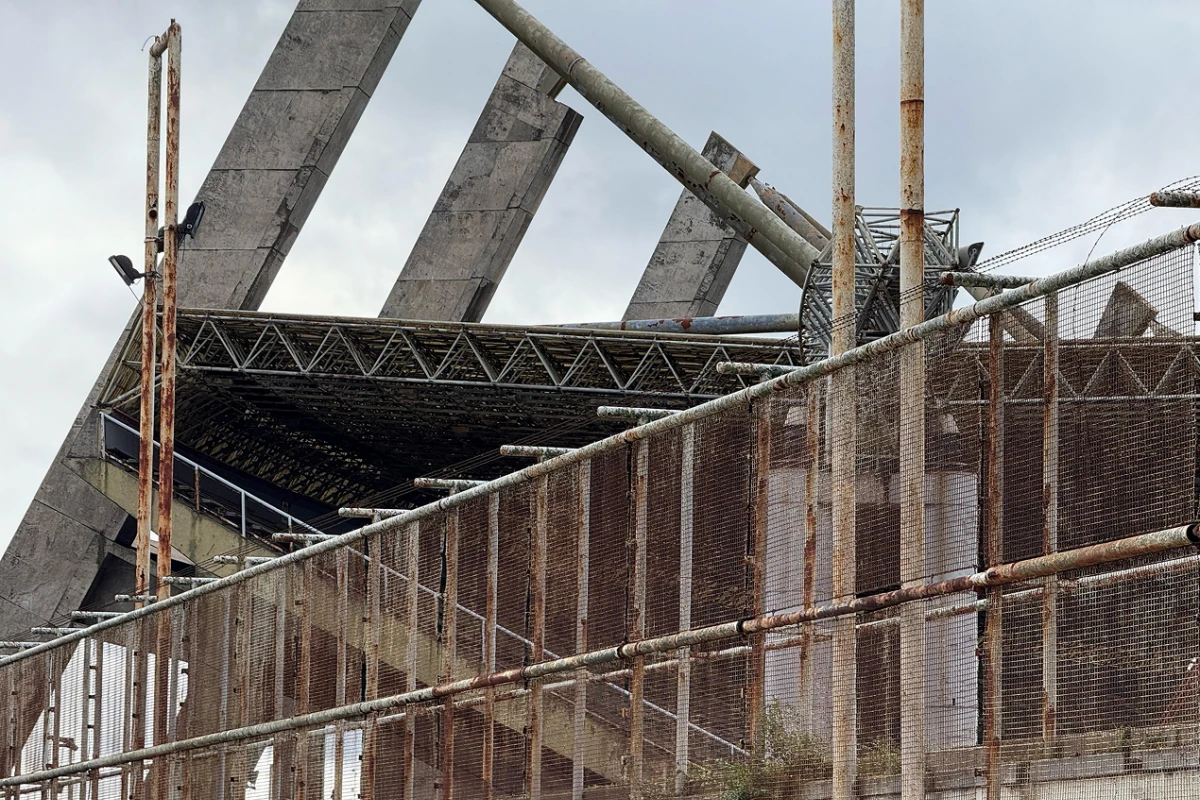 PREOCUPANTE. Así se encuentra la fachada del estadio marplatense.