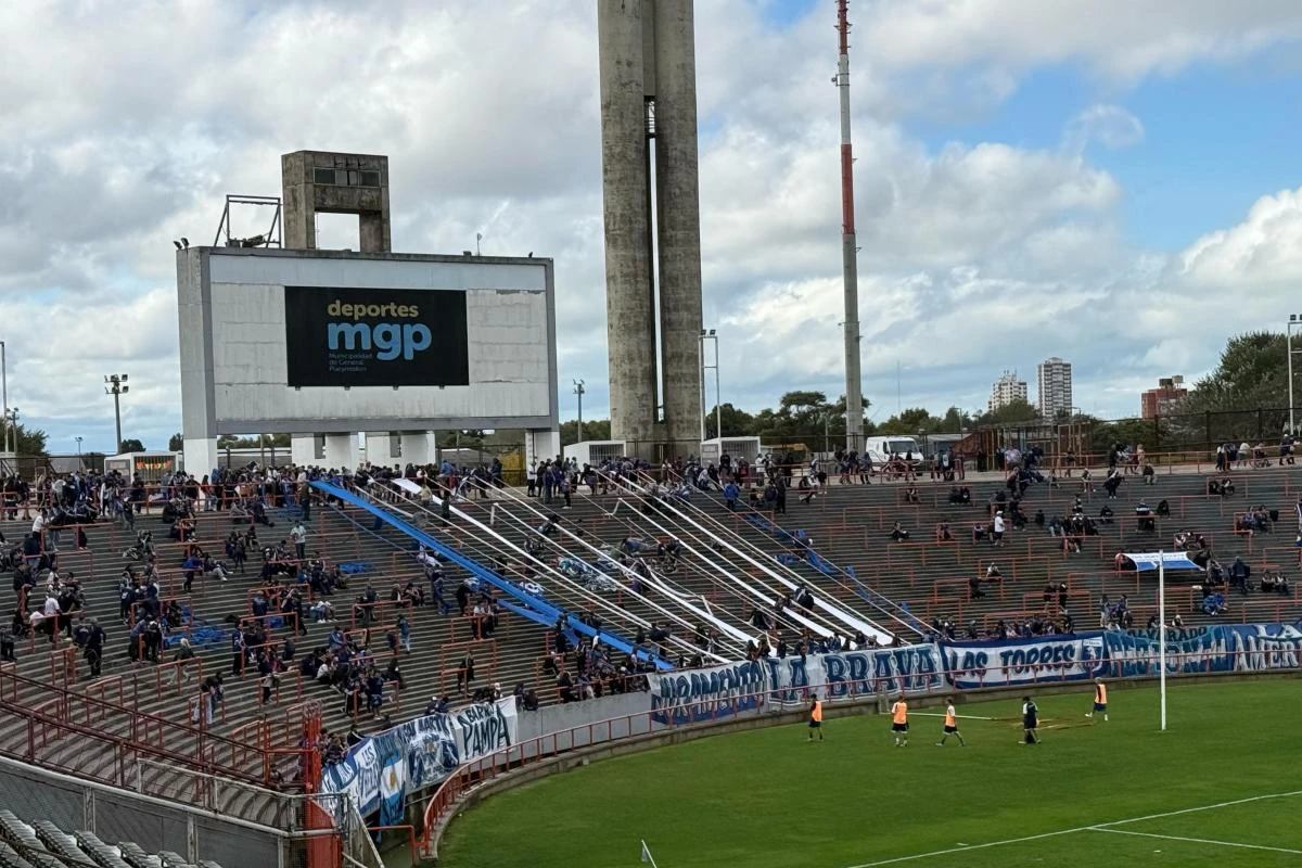 La llegada de la hinchada de Alvarado