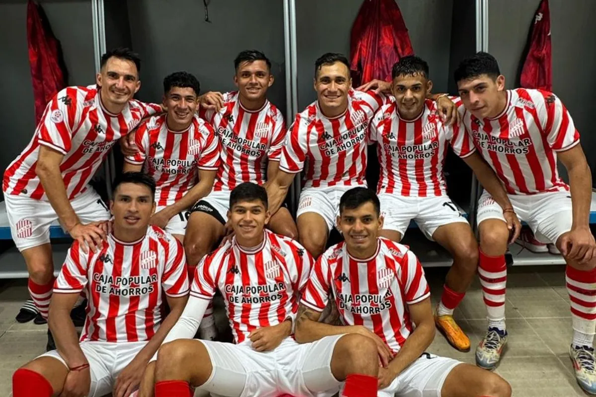 TODOS JUNTOS. Con Nahuel Cainelli y el salteño Tiago Peñalba, el grupo de tucumanos integrado por Ulises Vera, Agustín Prokop, Gonzalo Rodríguez, Alan Cisnero, Guillermo Rodríguez, Gustavo Abregú y Mauro Verón posaron para la foto grupal.