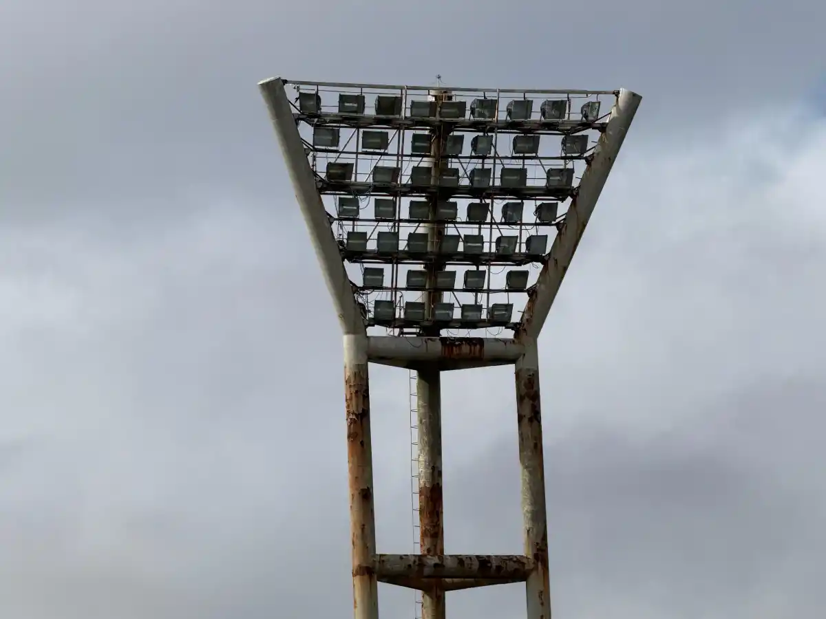 DE ADORNO. El José María Minella no permite partidos de noche, ya que las torres de iluminación no funcionan.