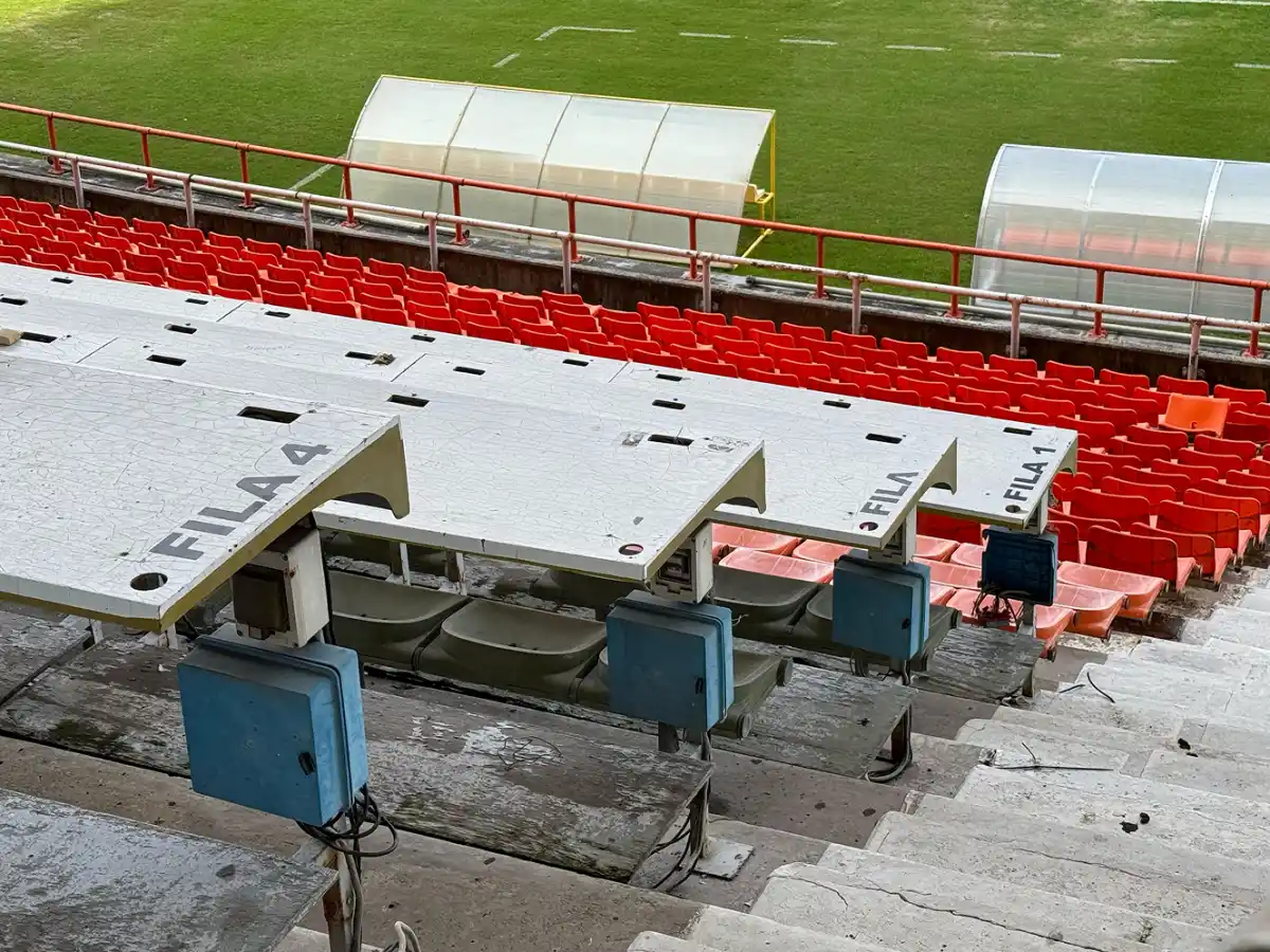 PARA EL RECUERDO. Los pupitres que eran habitualmente usados por la prensa, quedaron fuera de servicio.