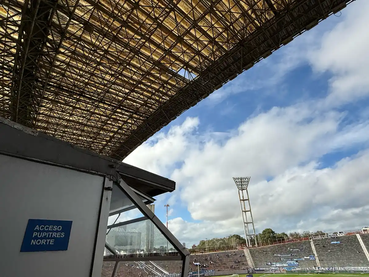 PELIGROSO. El techo de la tribuna se encuentra deteriorado.