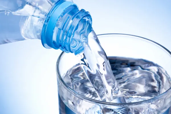 600x400_cual-efecto-agua-mineral-rinones-1078837-095458.webp