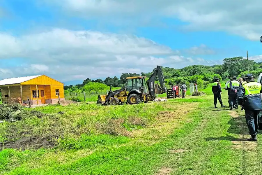 OPERATIVO.  La Provincia comenzó a recuperar tierras en El Cadillal.