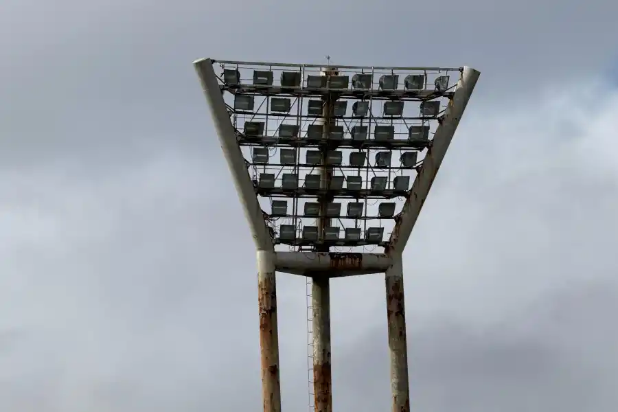 DE ADORNO. El José María Minella no permite partidos de noche, ya que las torres de iluminación no funcionan.