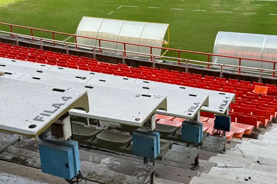 PARA EL RECUERDO. Los pupitres que eran habitualmente usados por la prensa, quedaron fuera de servicio.