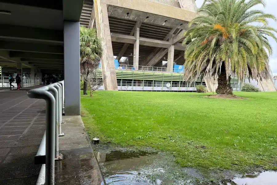 SUFRE LAS INUNDACIONES. El José María Minella quedó con secuelas de la lluvia.