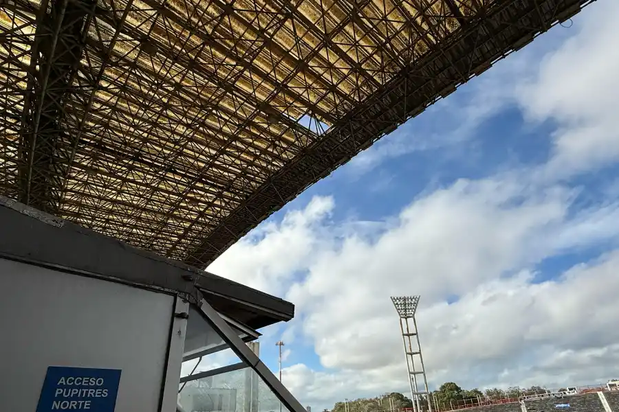 PELIGROSO. El techo de la tribuna se encuentra deteriorado.