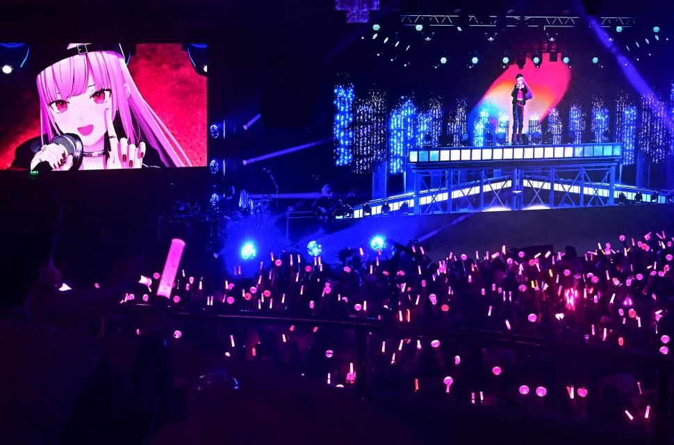 DEBUT. En el Hollywood Palladium la multitud agita varitas luminosas rosas para animar a Calliope, que presenta su primer concierto en el extranjero. afp