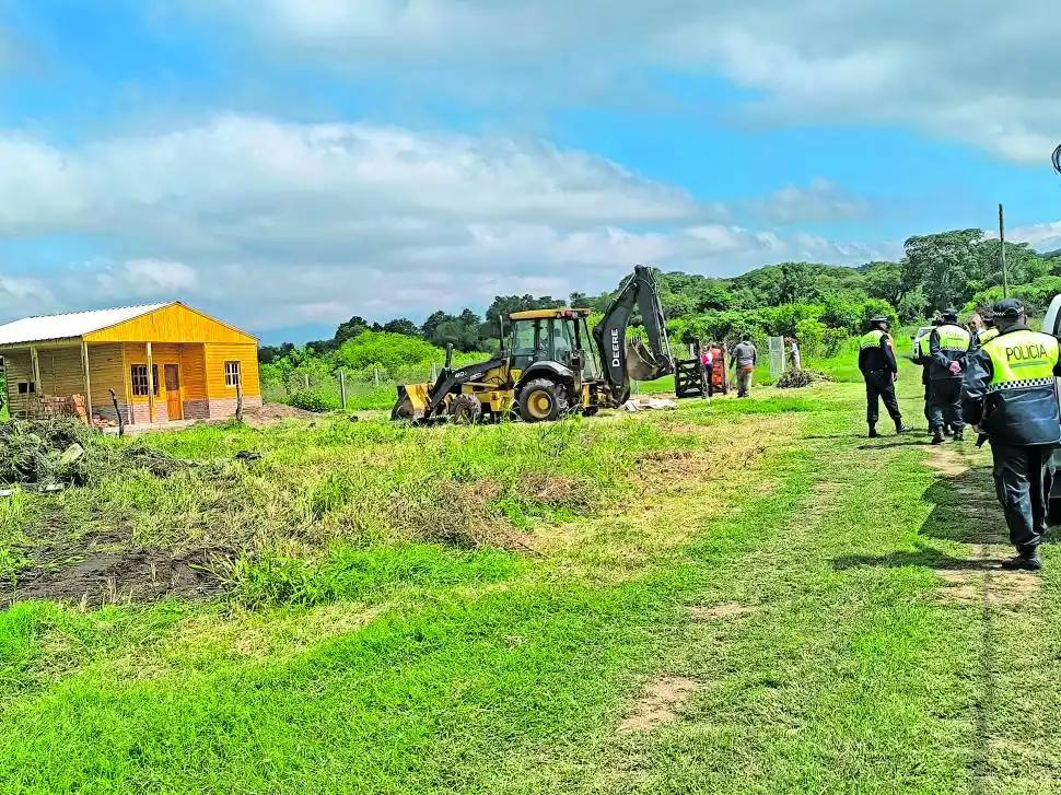OPERATIVO.  La Provincia comenzó a recuperar tierras en El Cadillal.