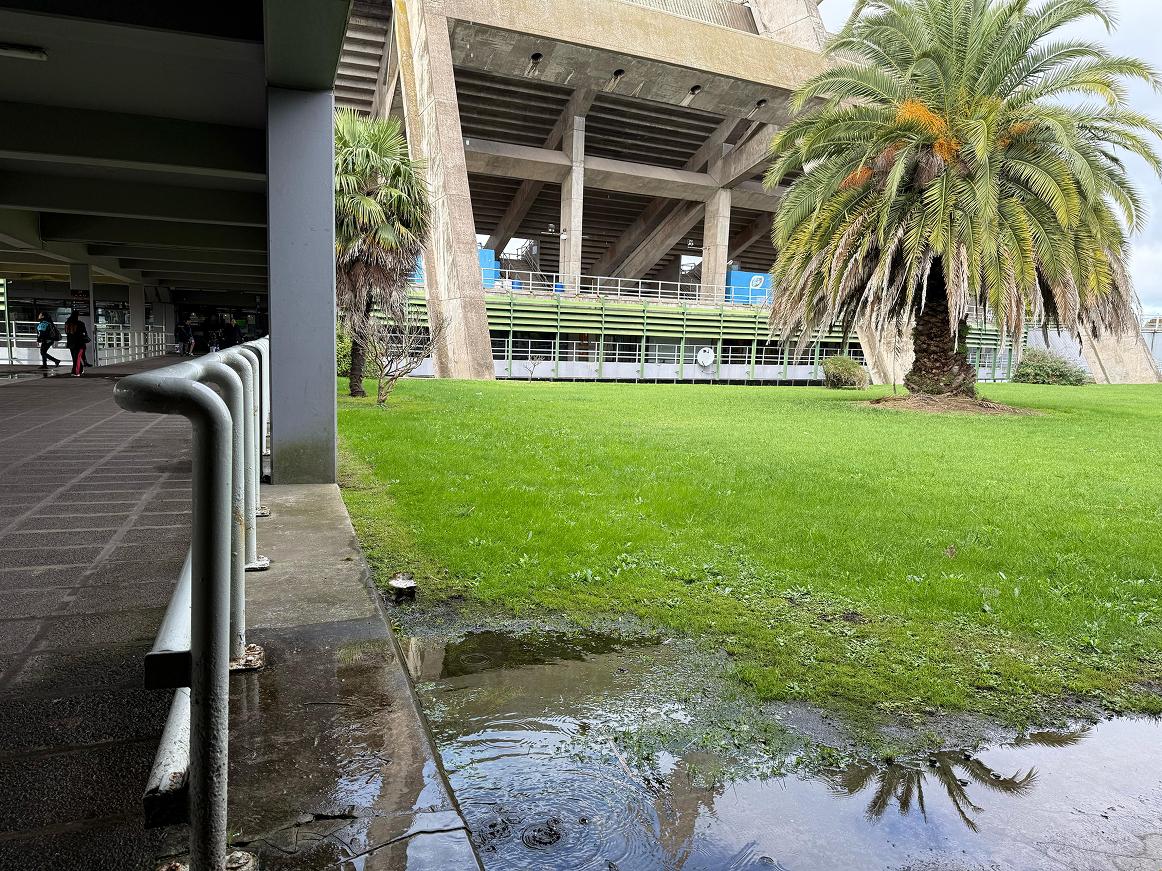 SUFRE LAS INUNDACIONES. El José María Minella quedó con secuelas de la lluvia.