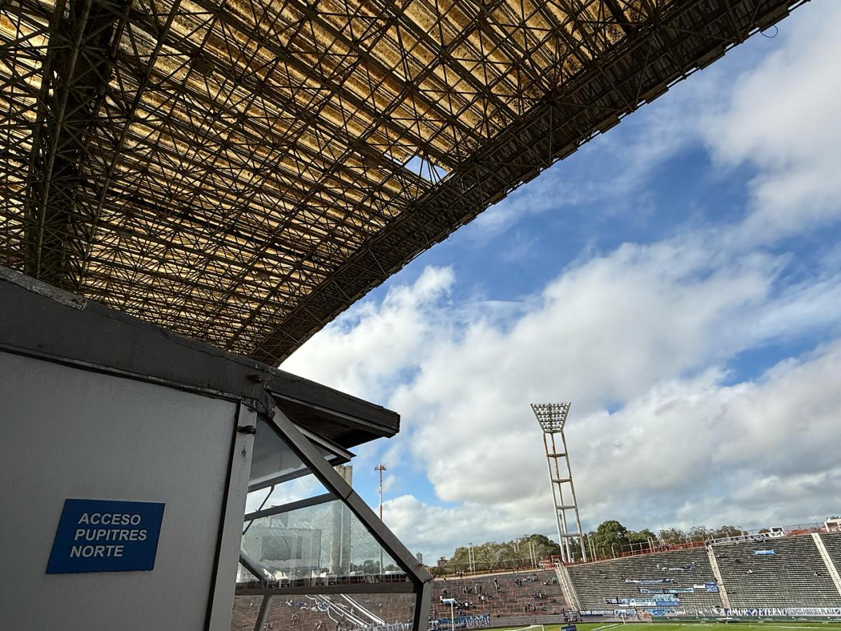 PELIGROSO. El techo de la tribuna se encuentra deteriorado.