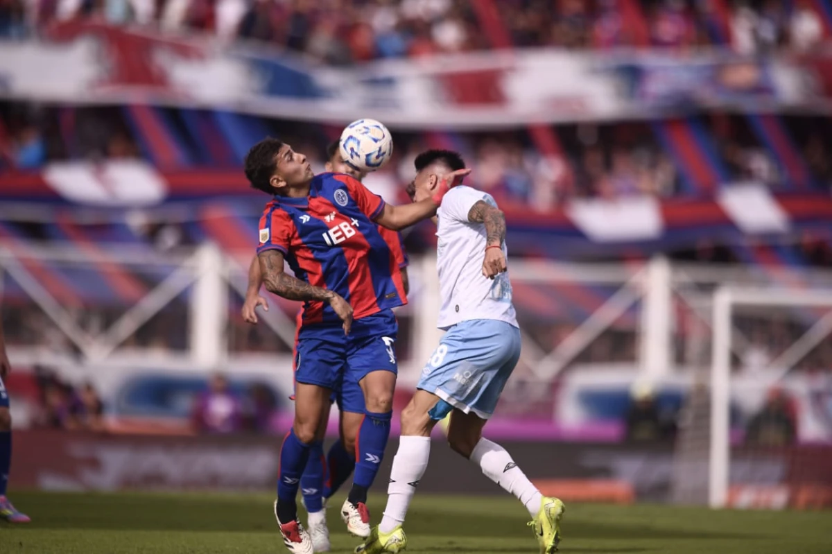 NADA PARECE ALCANZAR. Atlético jugó un buen primer tiempo, pero en el complemento San Lorenzo terminó venciéndolo.