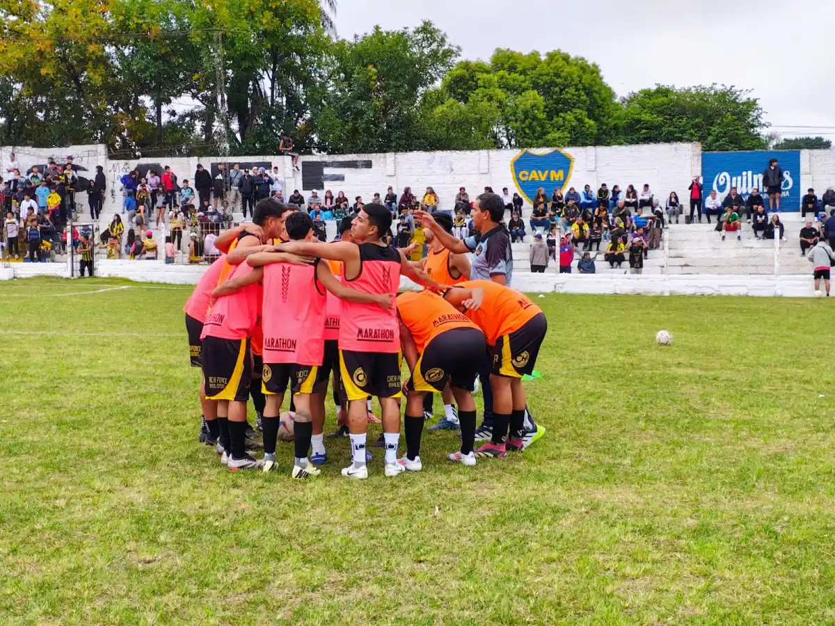 ARENGA. Talleres de Tafí Viejo se reunió cerca del arco visitantes antes del inicio del partido.