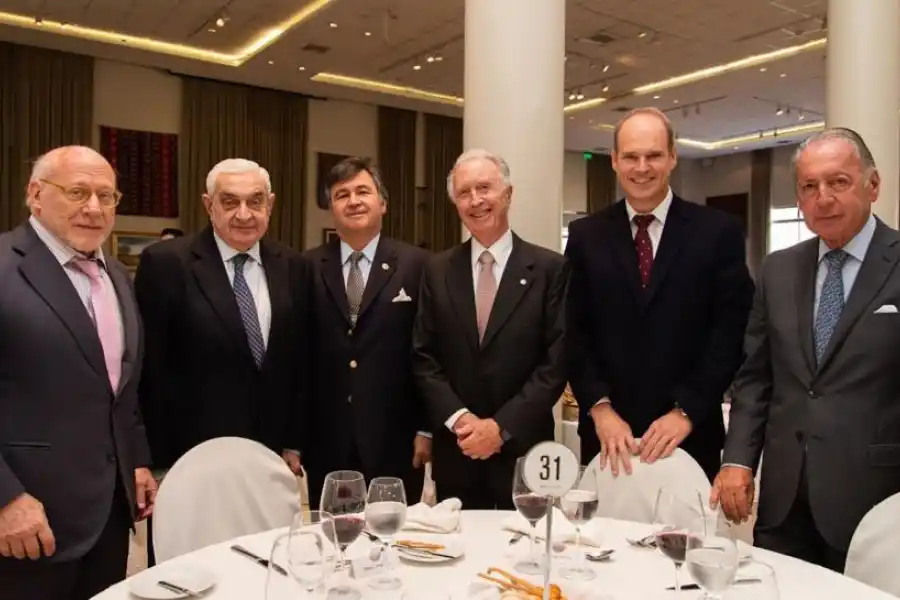 El mercado espera el debut del nuevo esquema cambiario