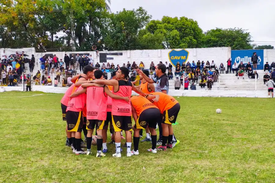ARENGA. Talleres de Tafí Viejo se reunió cerca del arco visitantes antes del inicio del partido.