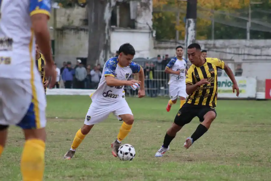 Cargadas, fantasmas del descenso y mucha percusión: Tafí Viejo volvió a tener su clásico en la Liga Tucumana