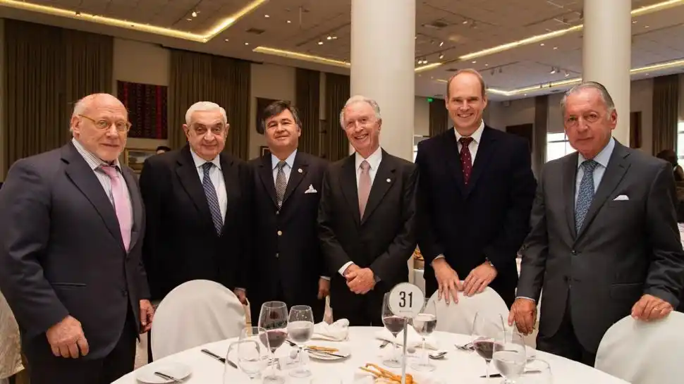 El mercado espera el debut del nuevo esquema cambiario