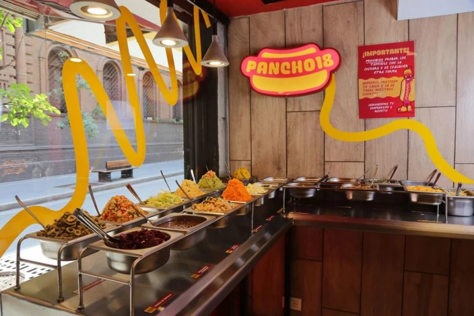 EN PLENO CENTRO. La panchería, ubicada en 25 de Mayo 135, ofrece variedades innovadoras como el Poncho de Cheddar y el Poncho Cremoso.