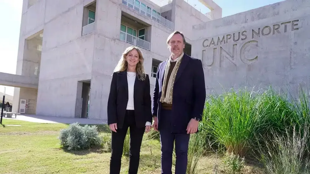 BECAS EN TECNOLOGÍA. Natalia Scaliter, Gerenta General de Google Cloud Argentina, y Juan Marcelo Conrero, Prorrector de Desarrollo Territorial de la UNC y Responsable de Campus Norte UNC.