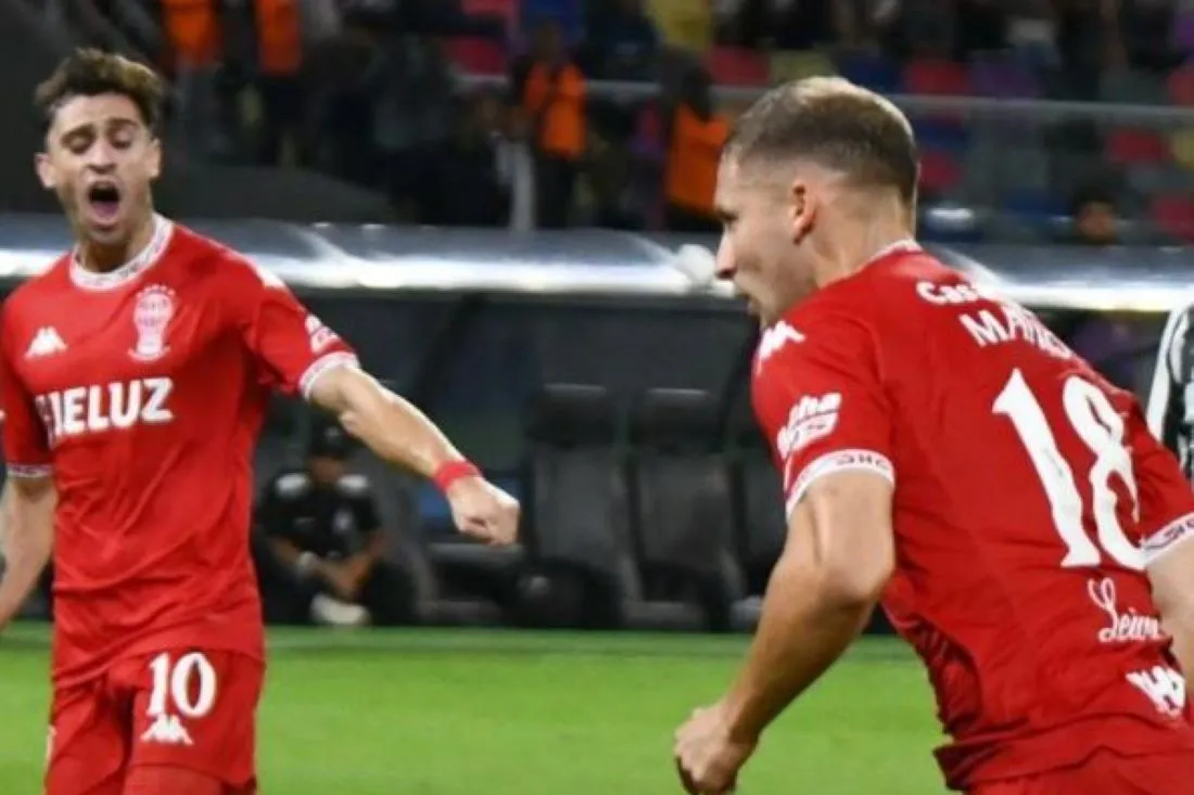 LOS GOLEADORES. Walter Mazzantti espera a Matko Miljevic. Ambos marcaron para El Globo.