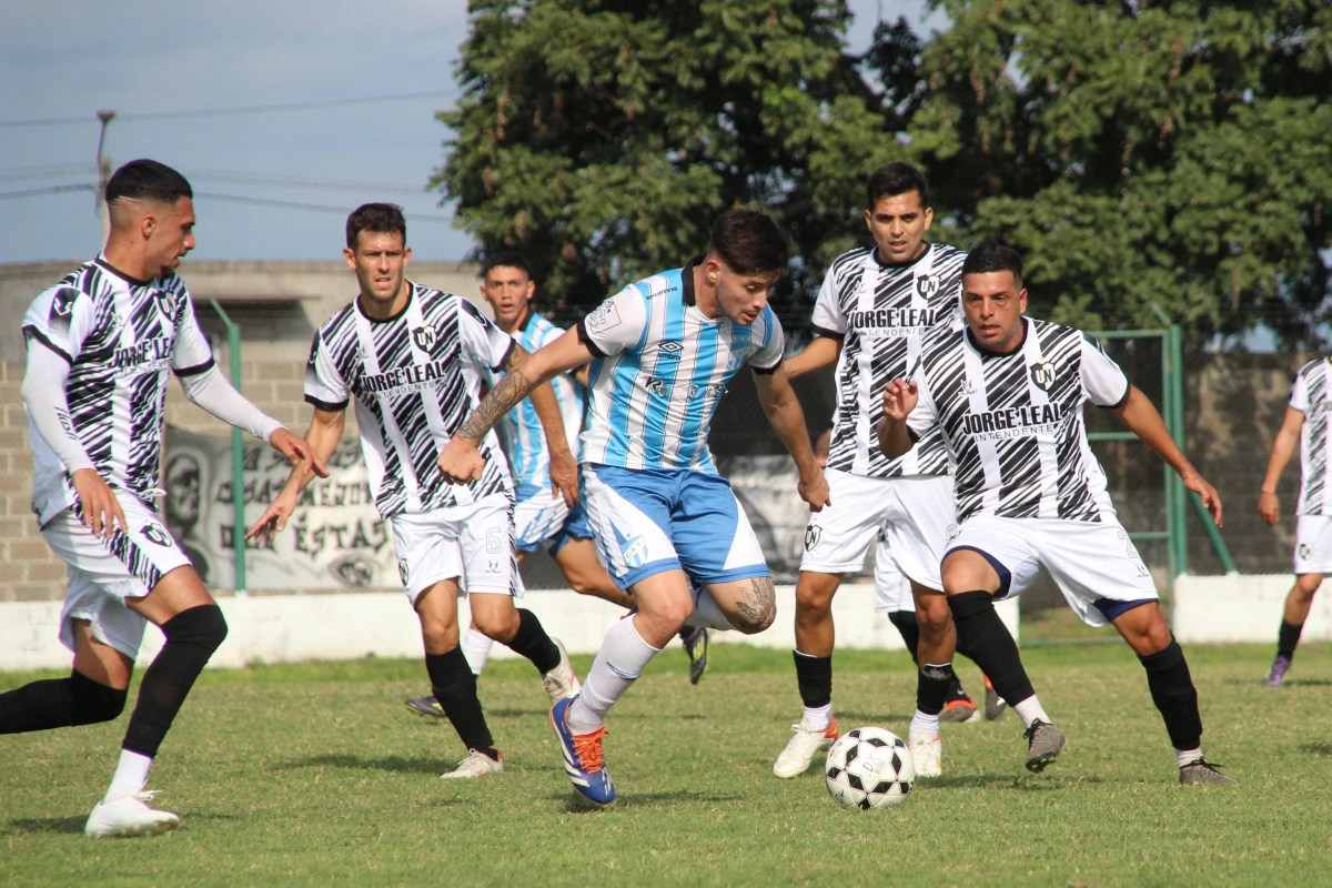 ASEDIADO. Uno de los jugadores de Unión del Norte que rodea al jugador decano, es Riera (segundo desde la izquierda) FOTO GENTILEZA DE JOSÉ DOMÍNGUEZ