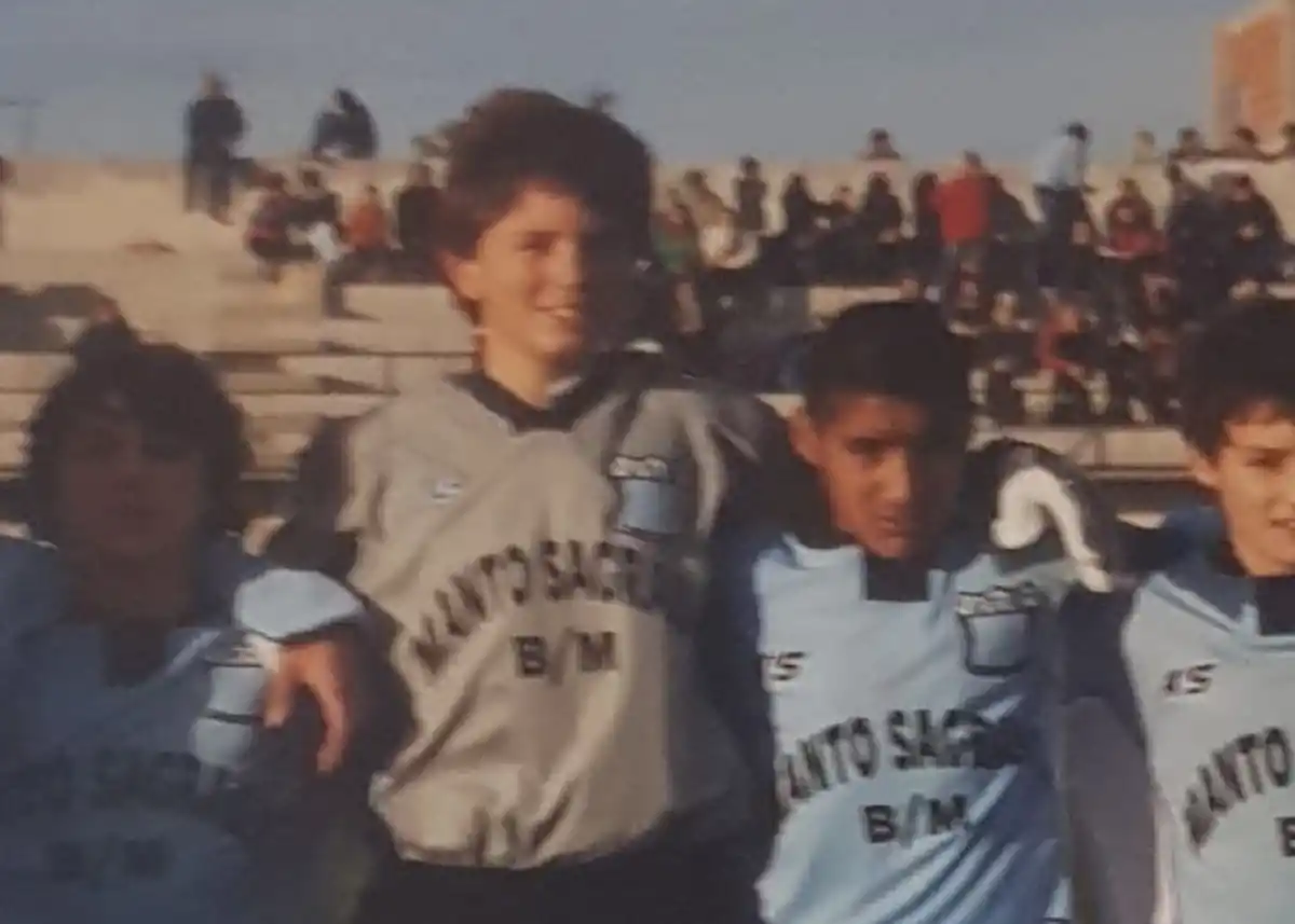 DÓNDE TODO COMENZÓ. Emiliano Martínez con la camiseta de San Isidro de Mar del Plata.