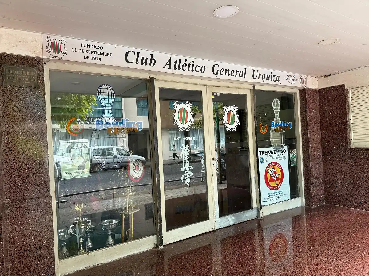FACHADA. Así es el ingreso del Club General Urquiza, que cobijo a Martínez.