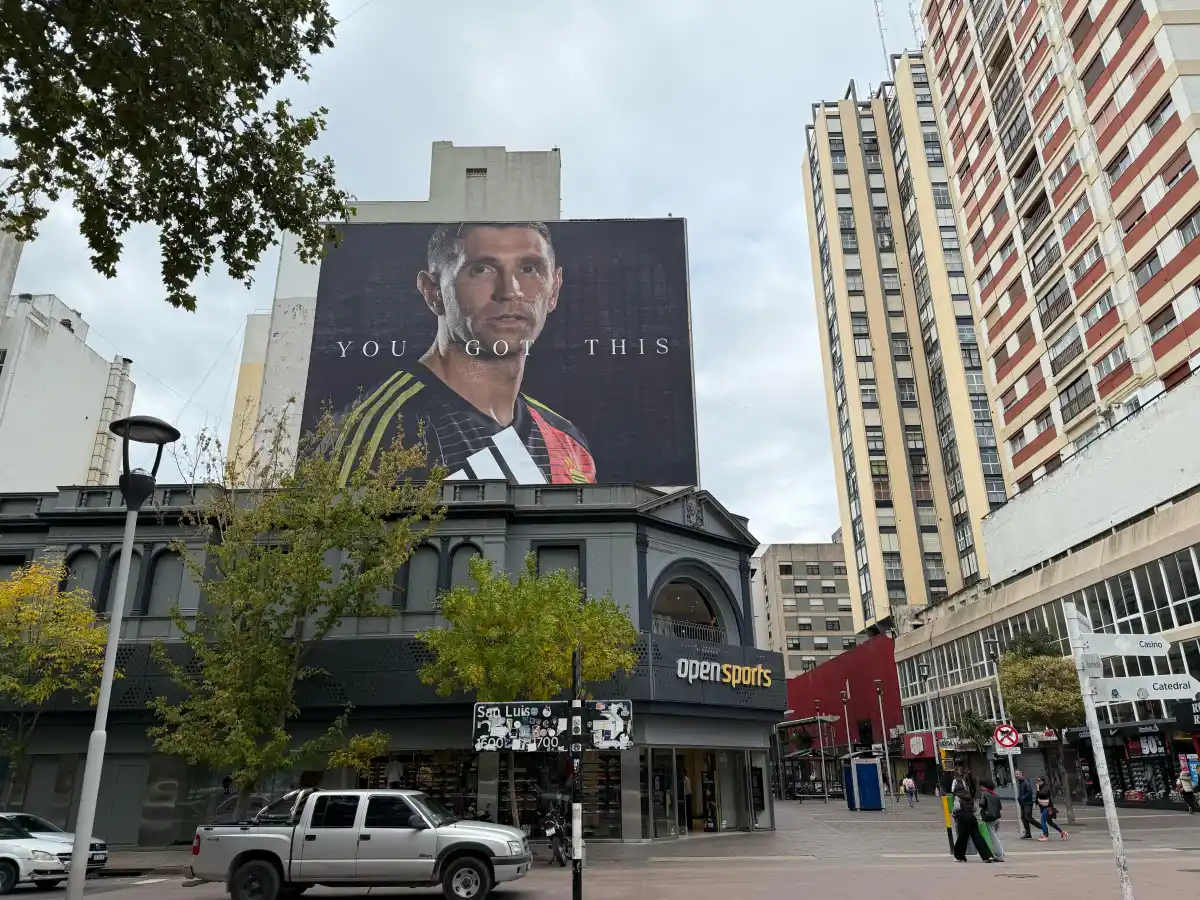 GRAN POSTAL. Emiliano Martínez también realiza campañas de concientización para deportistas.