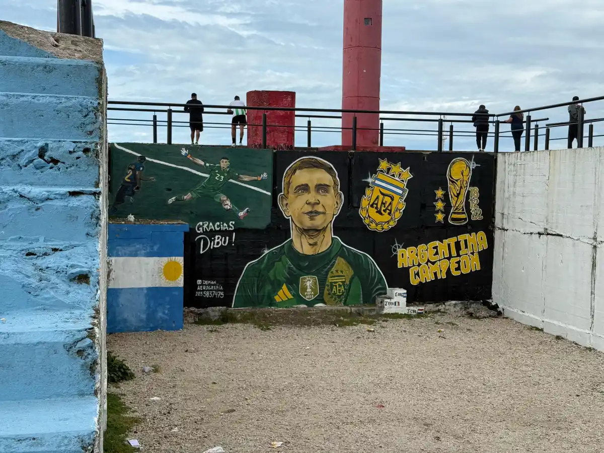 IMPONENTE. Así se encuentra el mural dedicado a Emiliano Martínez