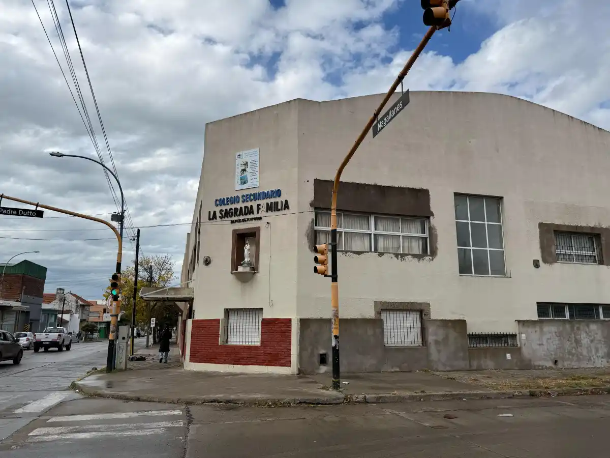 EN EL CORAZÓN DE MAGALLANES. Así se encuentra el colegio La Sagrada Familia, dónde Dibu realizó la secundaria. 