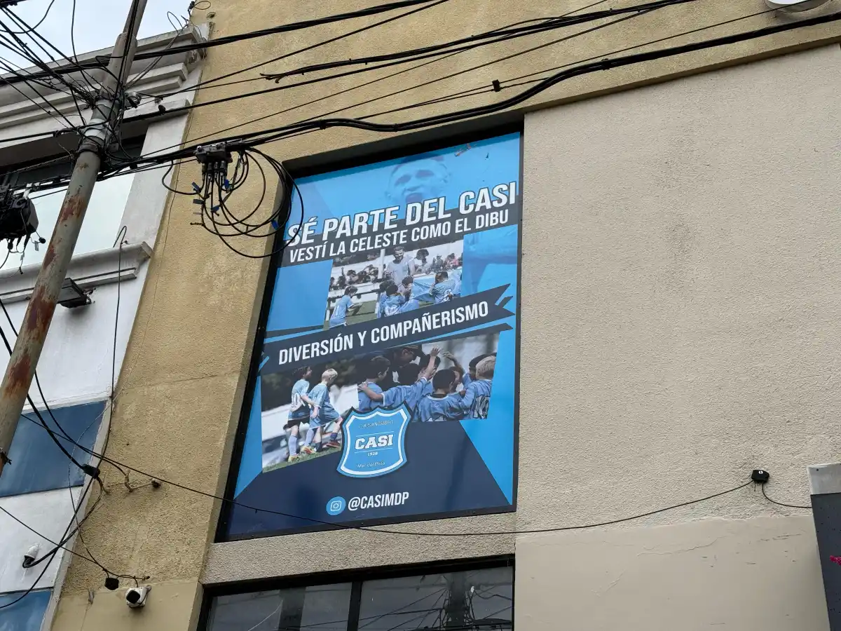 TODO CELESTE. La fachada del club San Isidro.