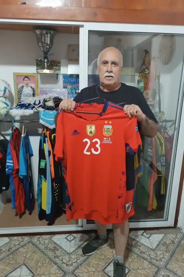 OBSEQUIO. Jorge Peta se quedó con la camiseta que utilizó Dibu en la Finalissima.