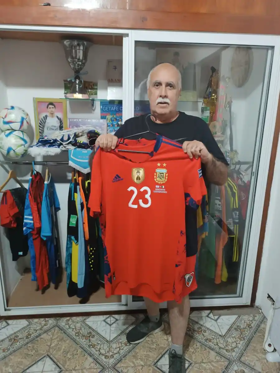 OBSEQUIO. Jorge Peta se quedó con la camiseta que utilizó Dibu en la Finalissima.