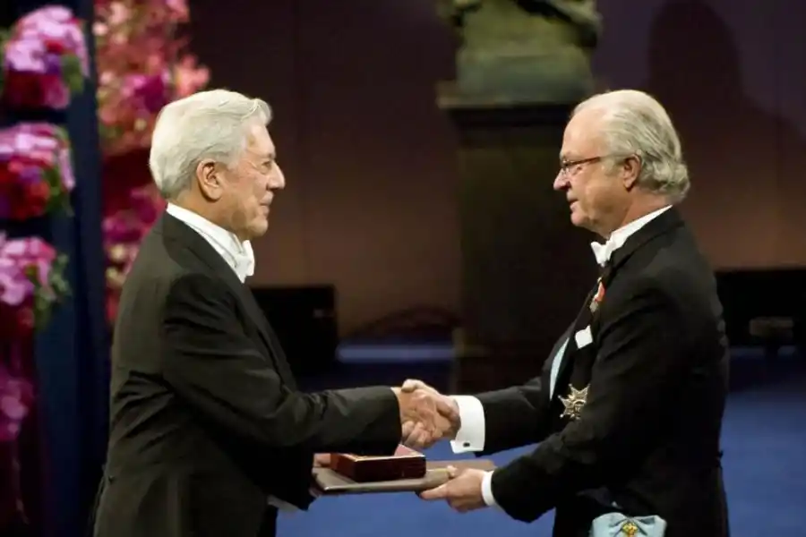 2010. Vargas Llosa recibe el Nobel del rey Carlos Gustavo de Suecia.
