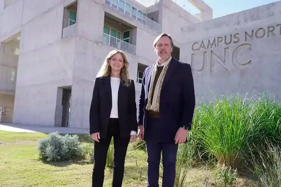 BECAS EN TECNOLOGÍA. Natalia Scaliter, Gerenta General de Google Cloud Argentina, y Juan Marcelo Conrero, Prorrector de Desarrollo Territorial de la UNC y Responsable de Campus Norte UNC.