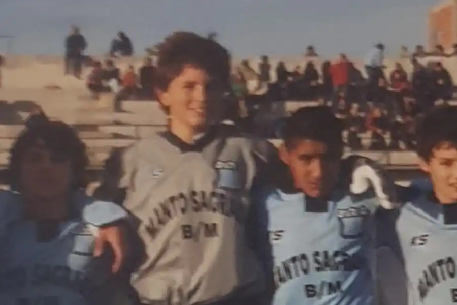 DÓNDE TODO COMENZÓ. Emiliano Martínez con la camiseta de San Isidro de Mar del Plata.