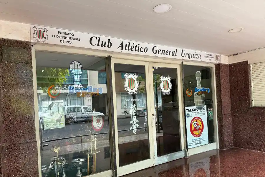 FACHADA. Así es el ingreso del Club General Urquiza, que cobijo a Martínez.