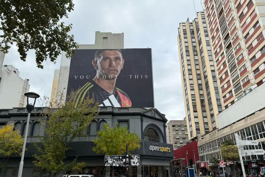 GRAN POSTAL. Emiliano Martínez también realiza campañas de concientización para deportistas.